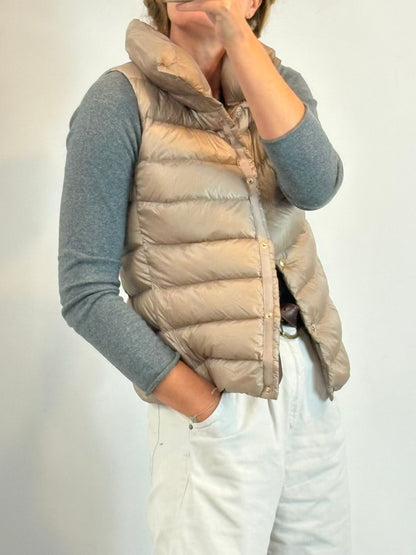 MONCLER. Chaleco ligero beige oscuro