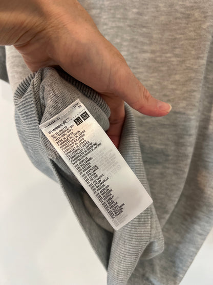 UNIQLO. Top punto gris T.xs