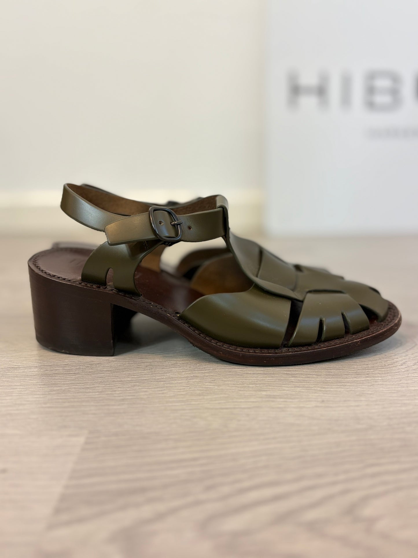 HEREU STUDIO. Sandalia piel destaponada verde. T 39