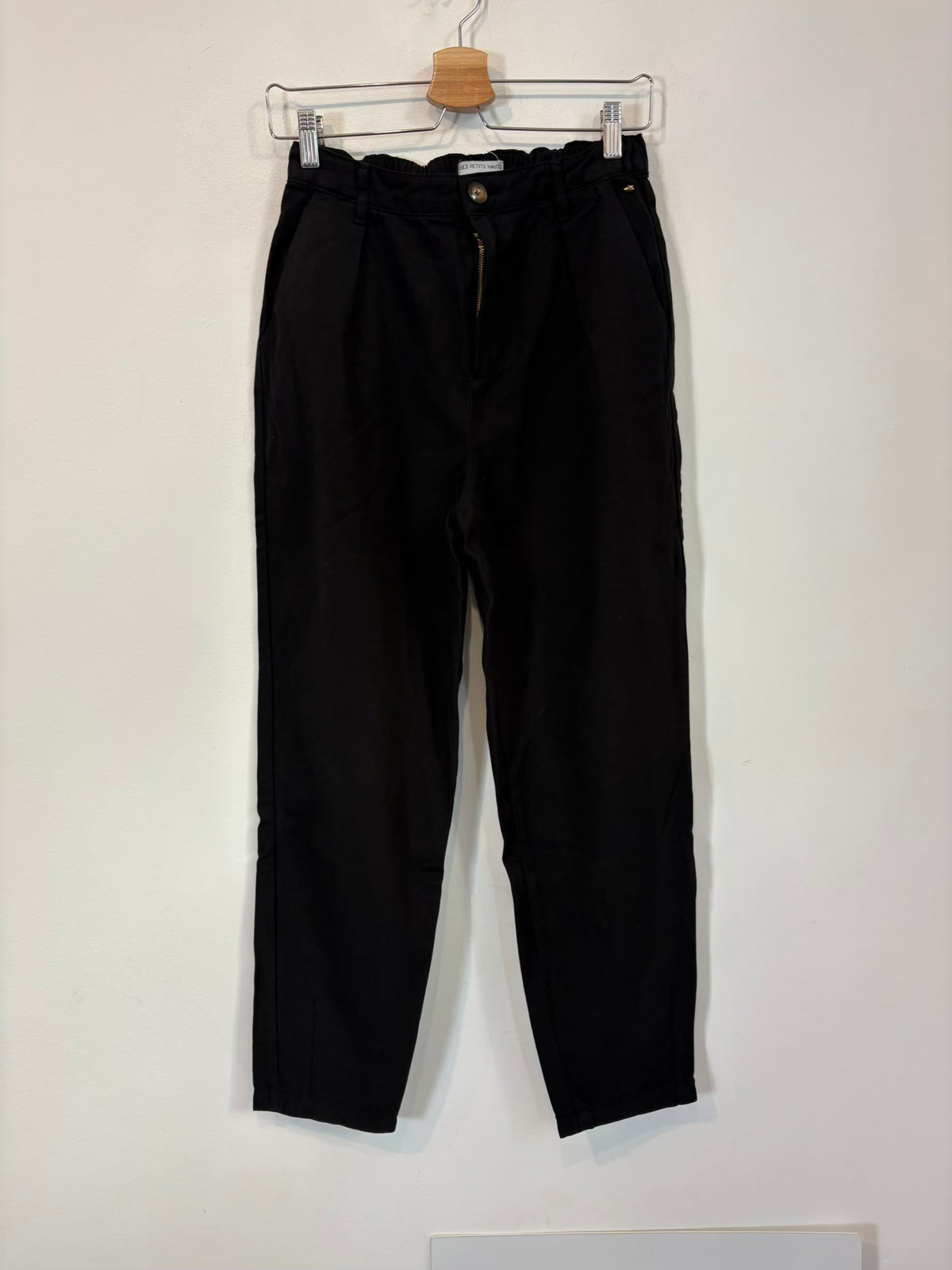 DES PETITIS HAUTS. Pantalón negro pinzas