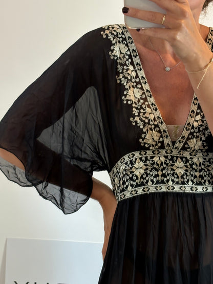 MISS JUNE. Vestido negro detalles bordados. T.S