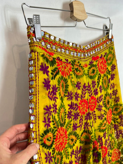 BASYCO. Pantalón texturas y pedrería colores. T U (M)