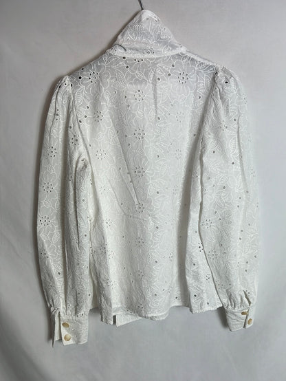 SÉZANE. Blusa blanca troquelada lazada. T 34