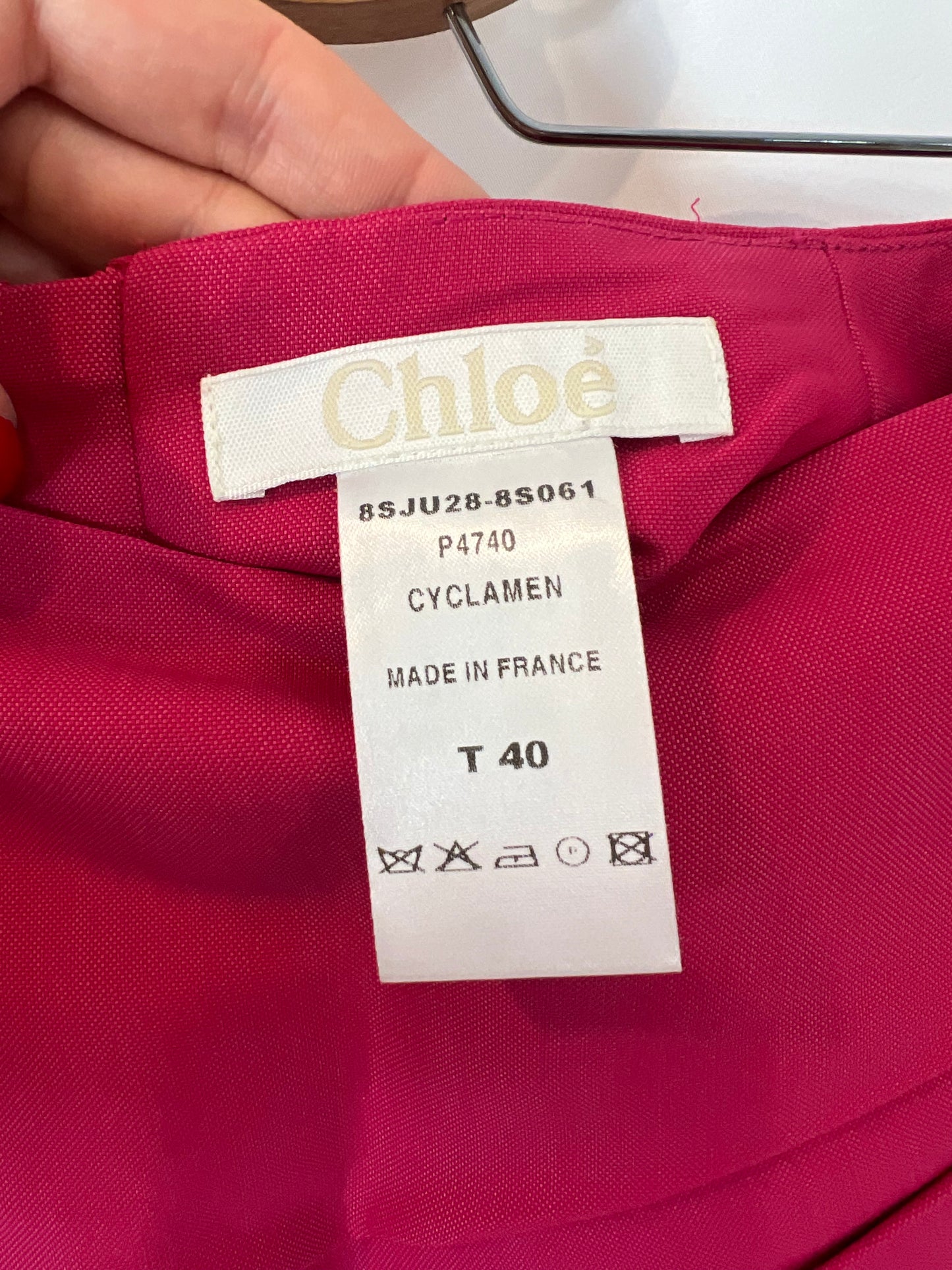 CHLOÉ. Short fuchsia silk skirt. Size 40