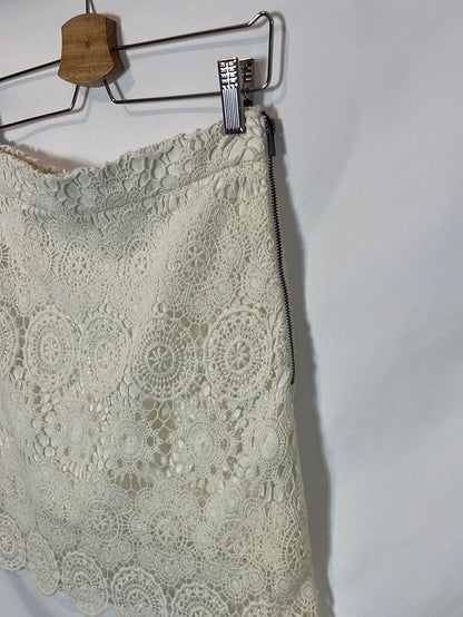 ZARA. Falda corta blanca crochet. T M