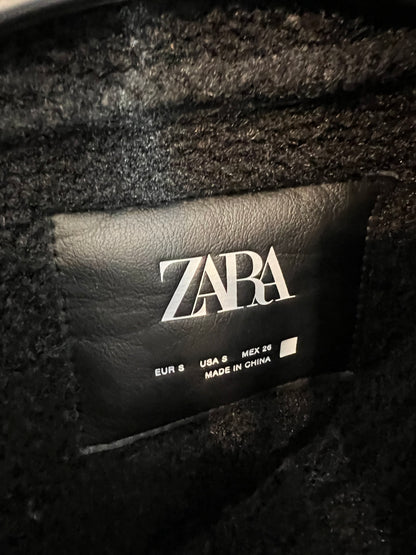 ZARA. Biker negra efecto piel con borrego. T S