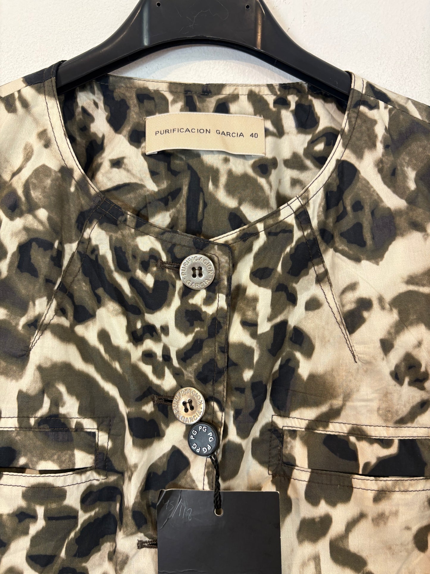 PURIFICACIÓN GARCIA. Chaqueta corta textura animal print