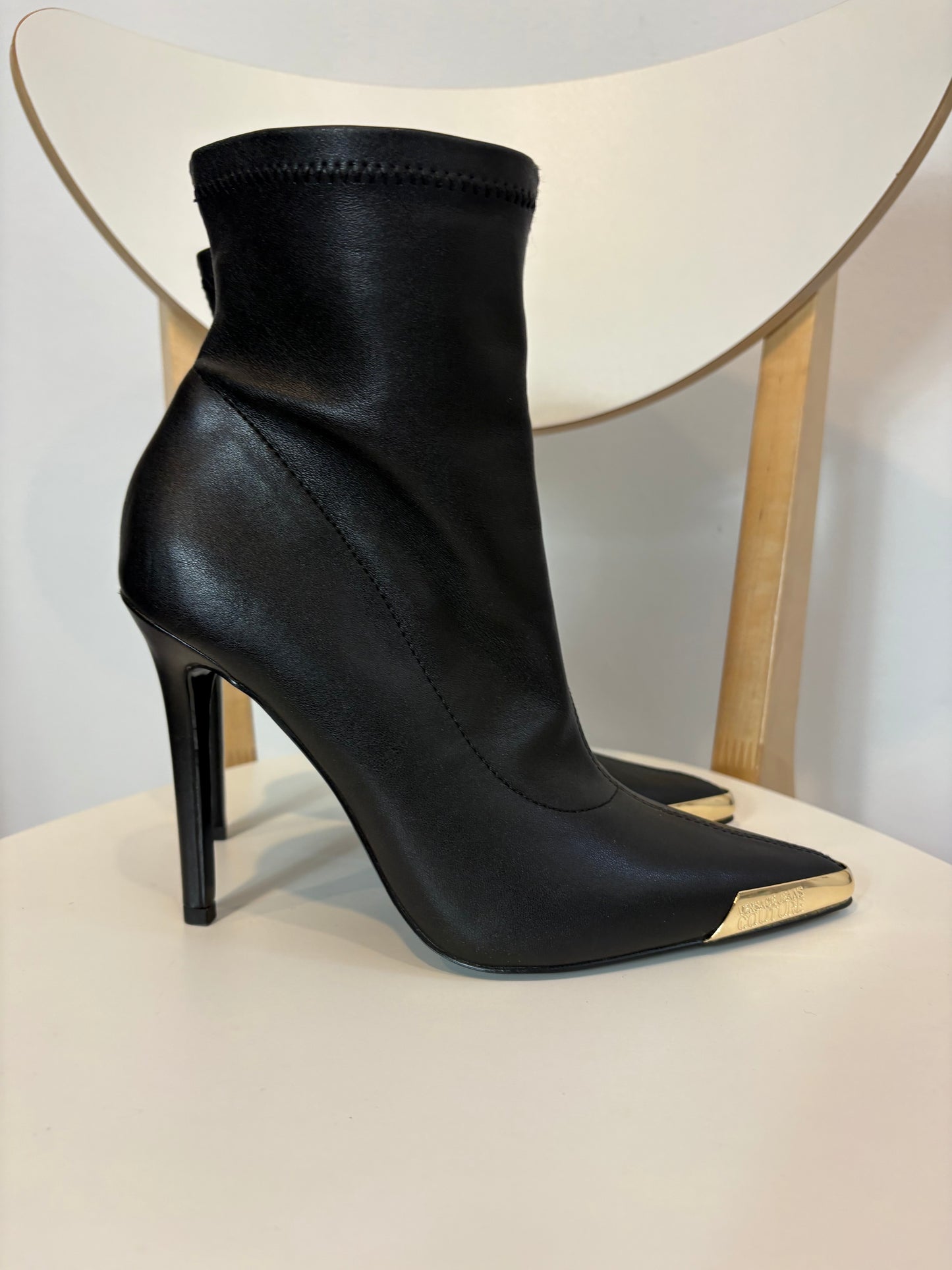 VERSACE JEANS COUTURE. Botines negros detalle dorado