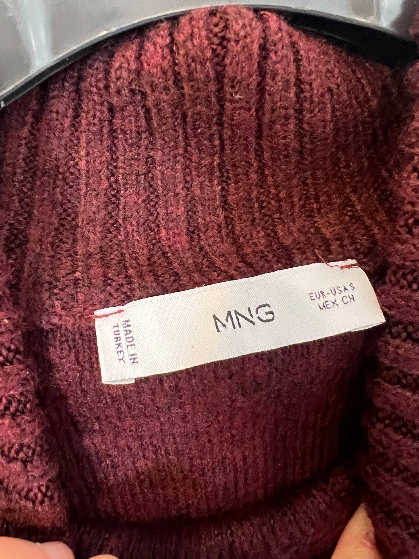 MANGO. Burgundy turtleneck sweater Ts