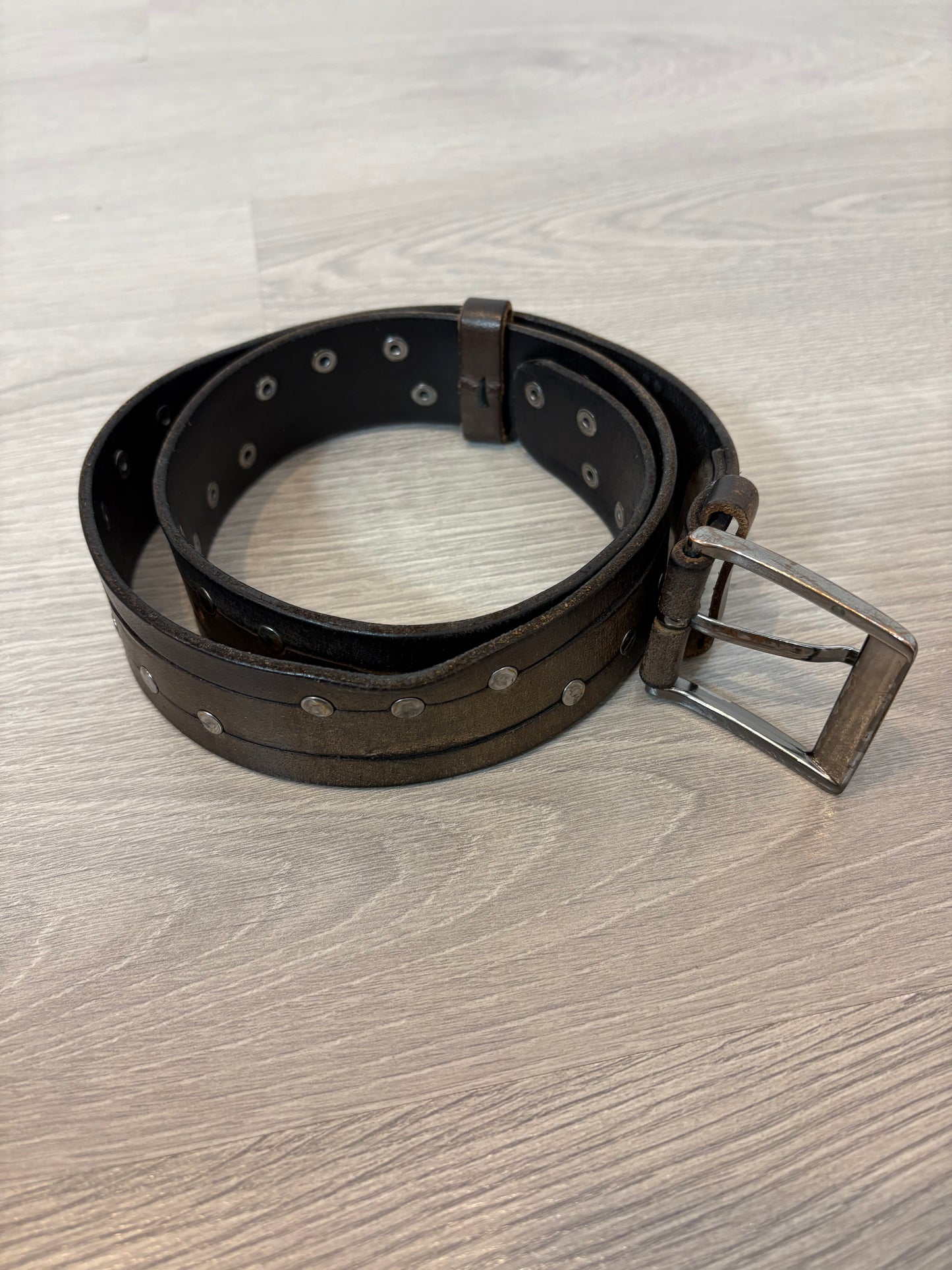 NÚ DENMARK. Cinturón marrón tachuelas