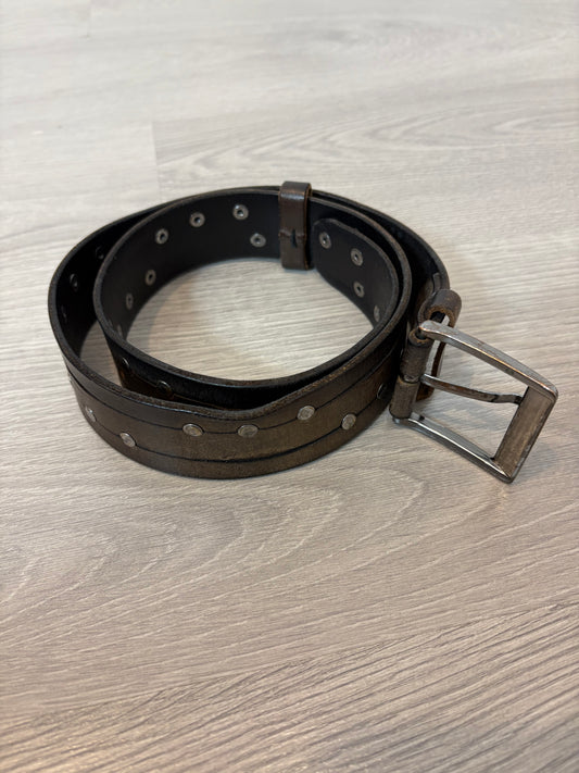 NÚ DENMARK. Cinturón marrón tachuelas