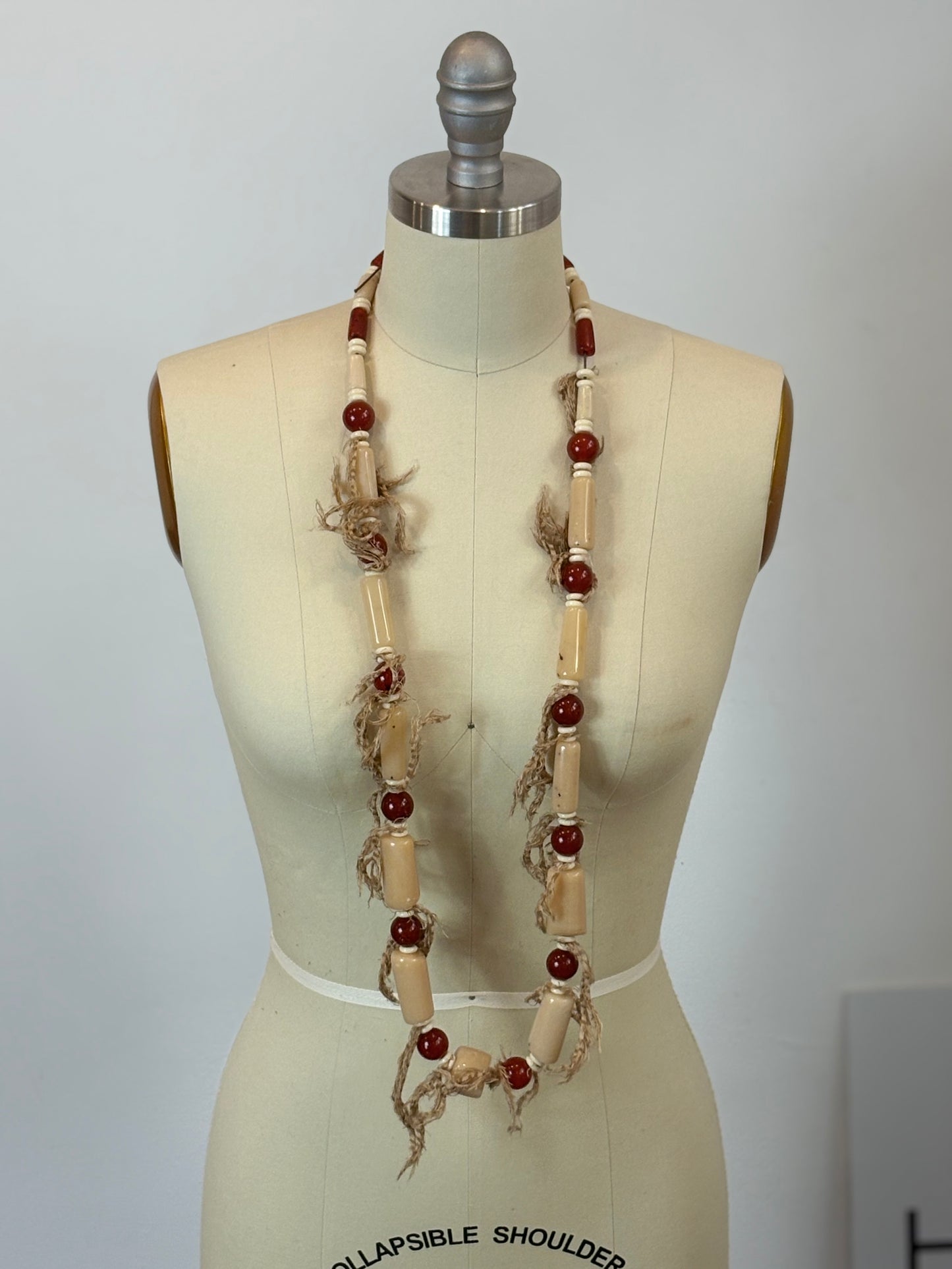 OTRAS. Collar largo flecos