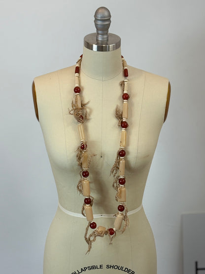 OTRAS. Collar largo flecos