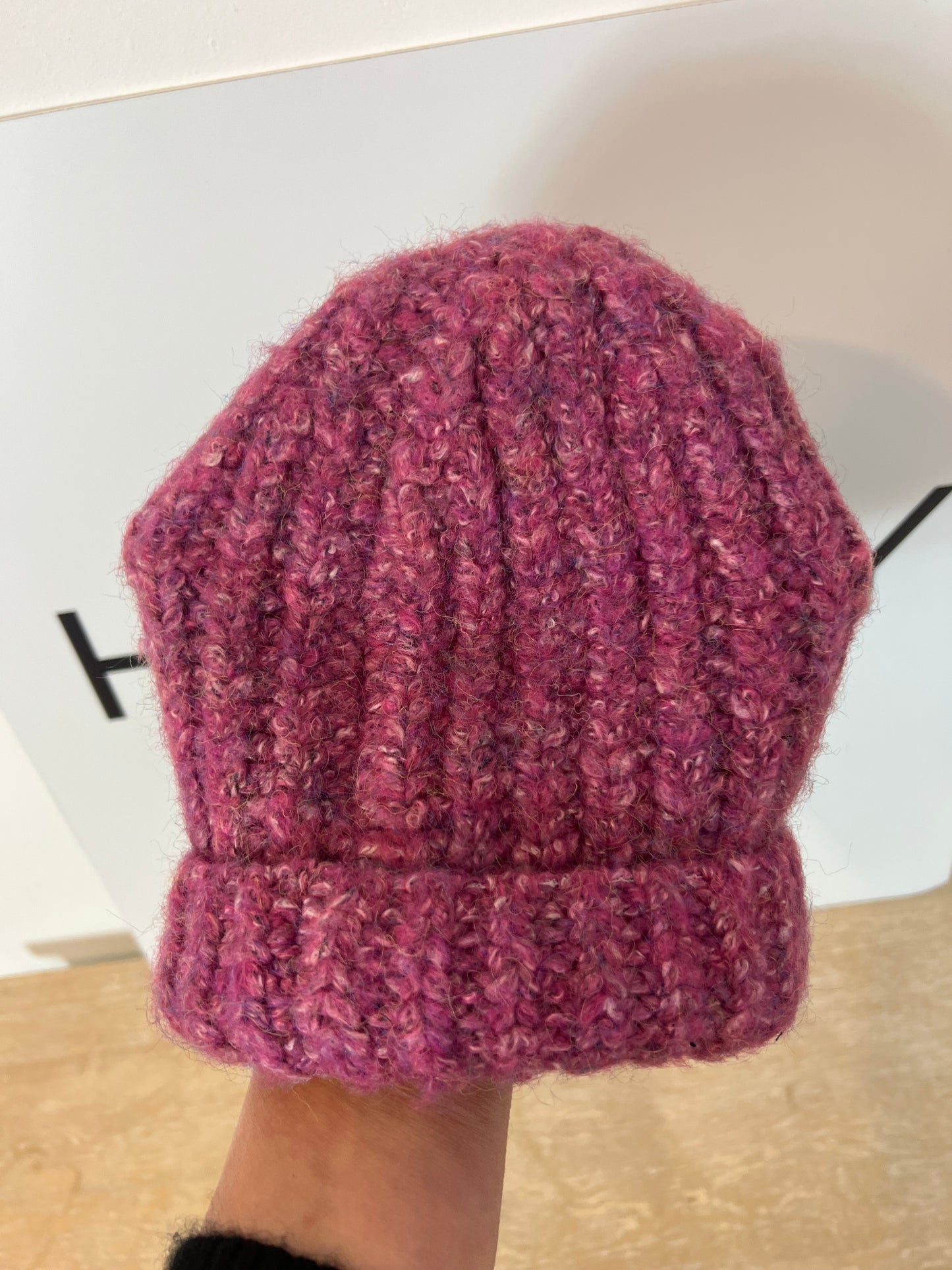 OTRAS. Gorro rosa jaspeado