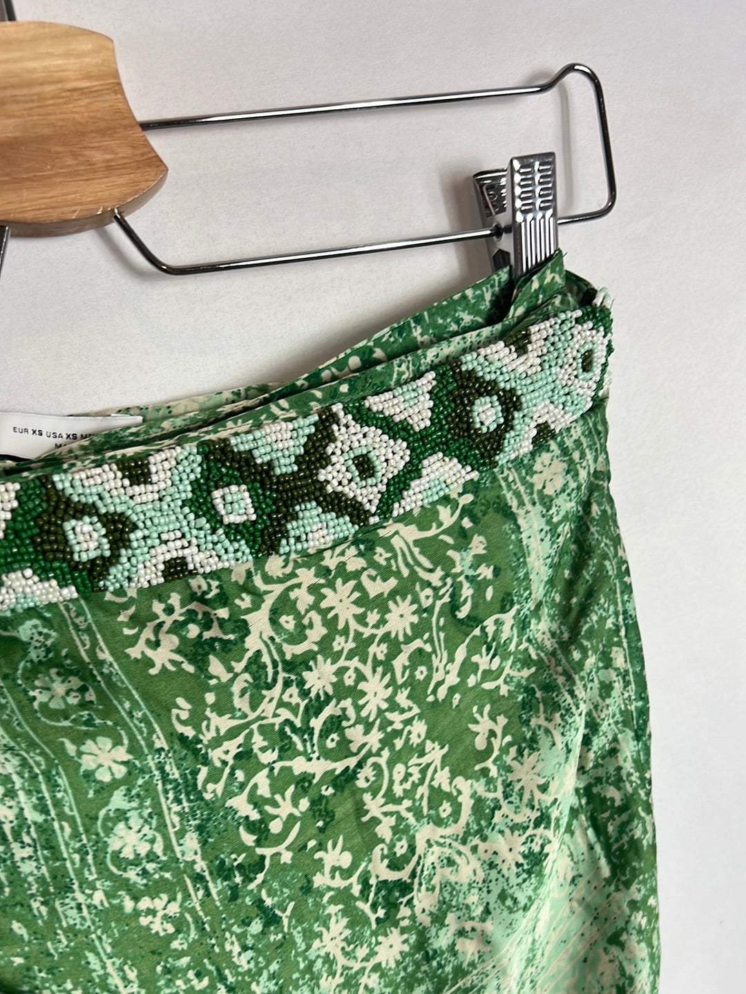 ZARA. Falda midi estilo pareo verde estampada . T XS