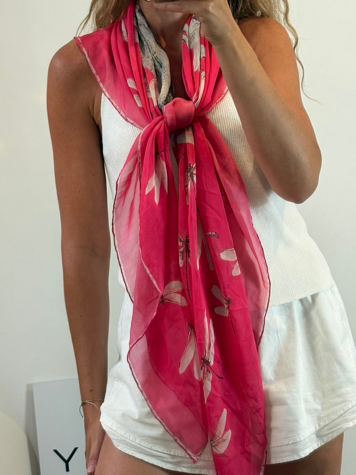 ALEXANDER McQUEEN. Pañuelo de seda rosa calavera