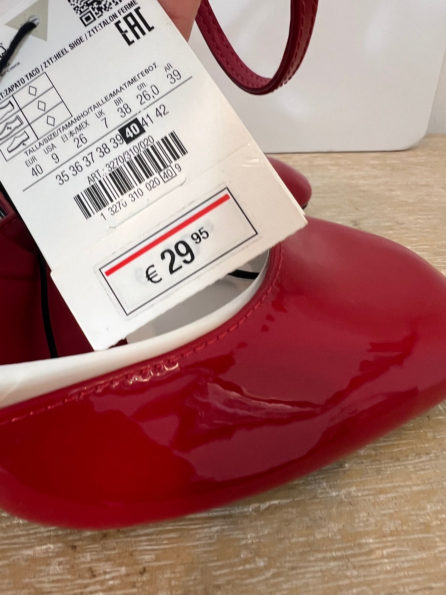 ZARA. Sandalia roja charol. T 40