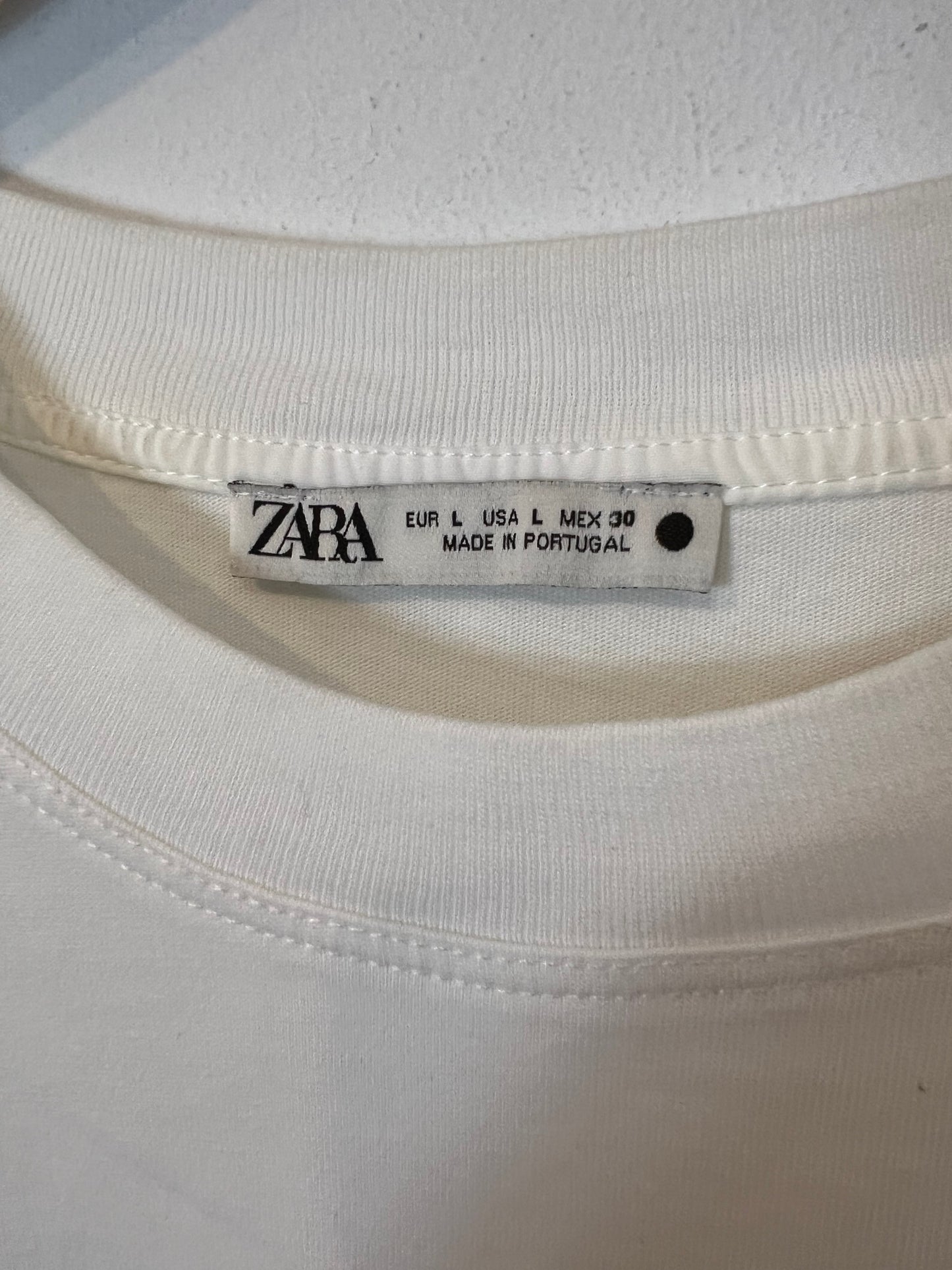 ZARA. Camiseta blanca hombreras. T L