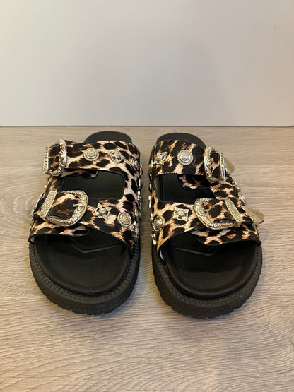 OTRAS. Sandalia animal print tachuelas. T 38