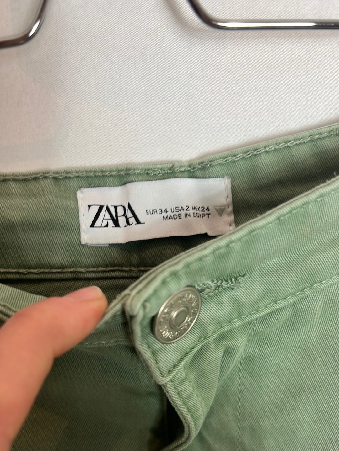 ZARA. Pantalón verde bolsillos. T XS