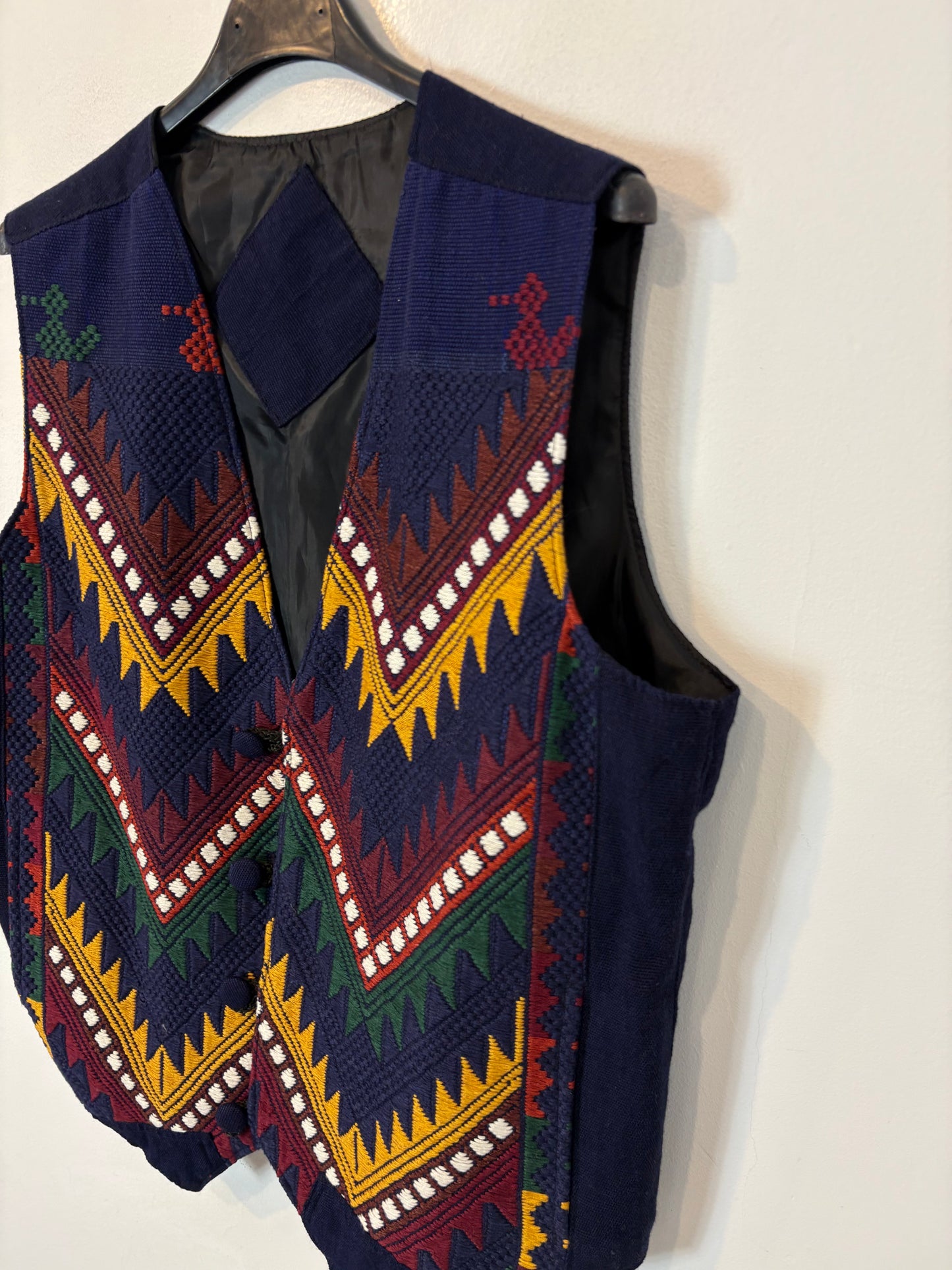 OTRAS. Chaleco azul bordado colores