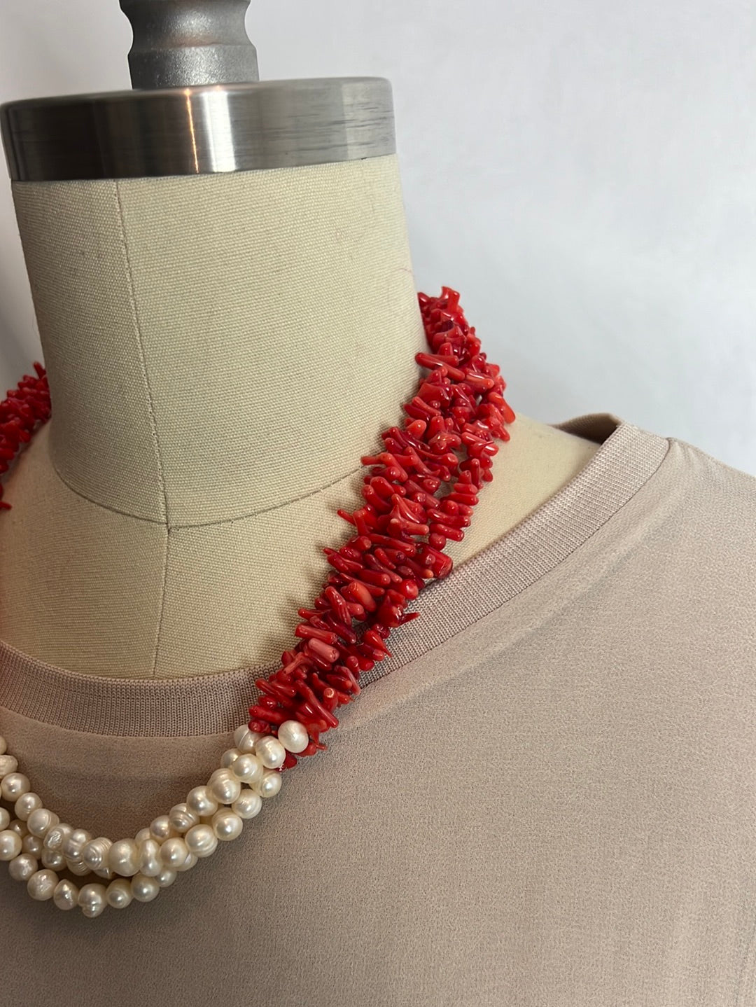 OTRAS. Collar perlas y coral