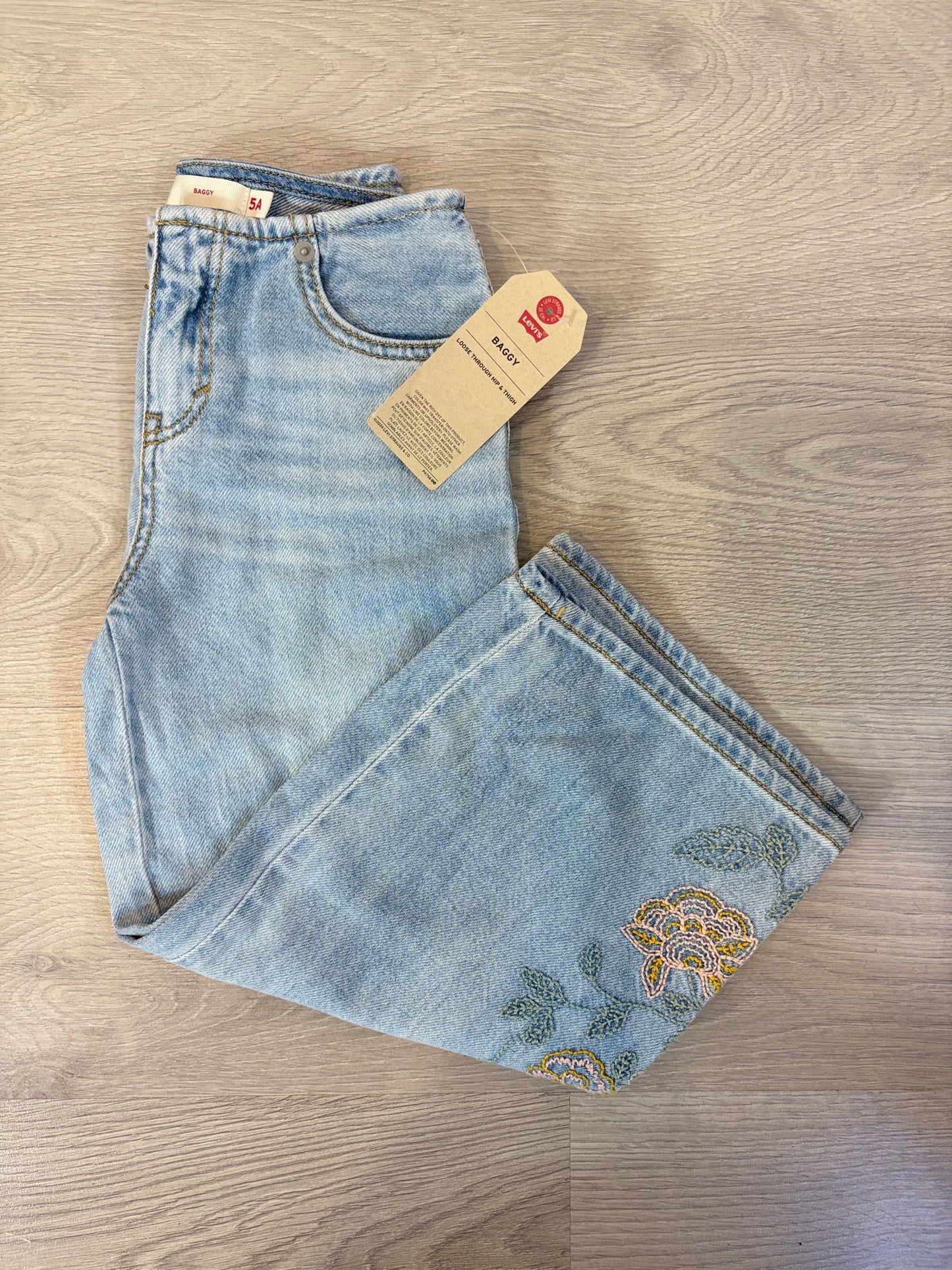 LEVI´S. Denim ancho bordados. T 5 años