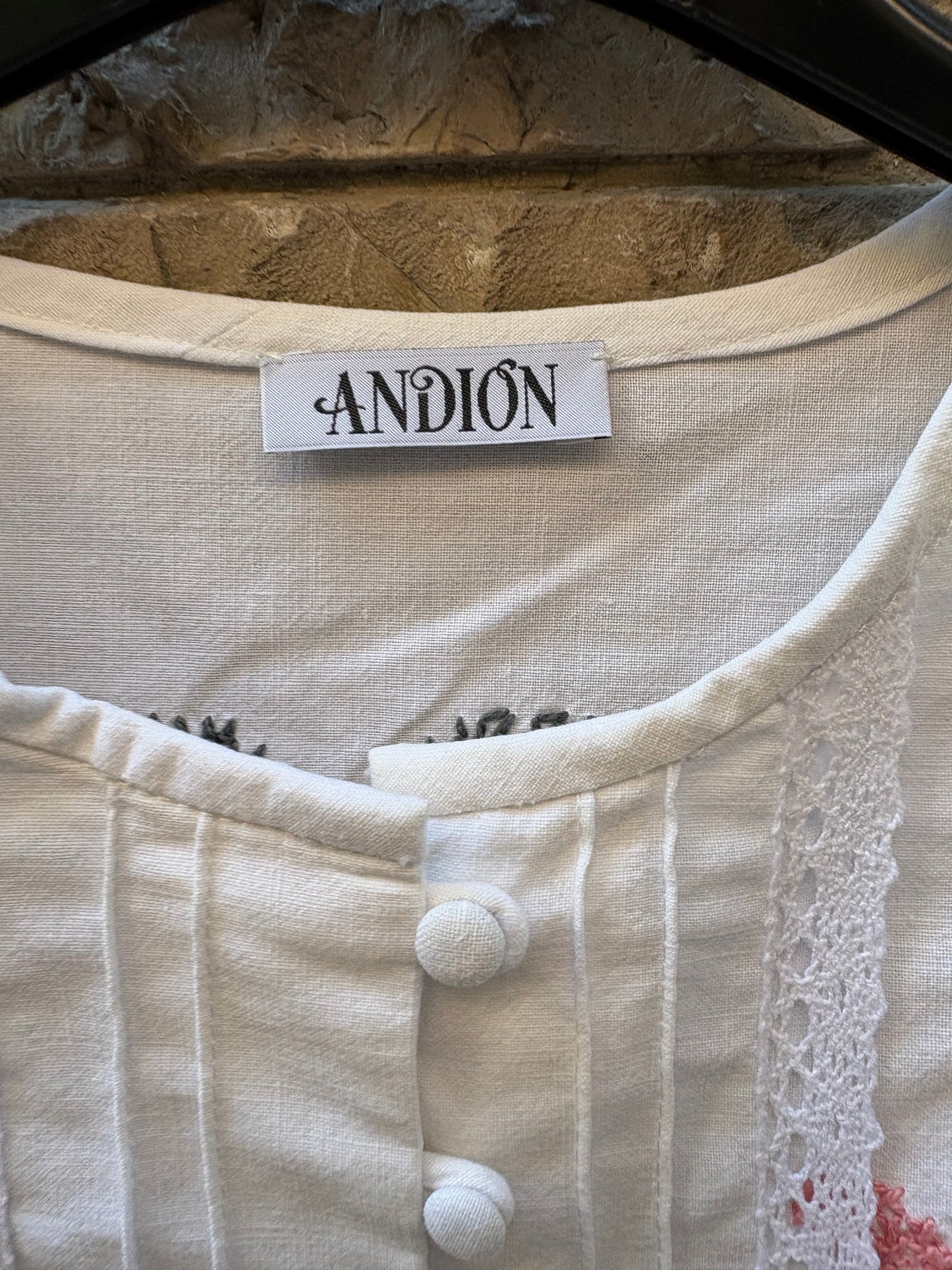 ANDION. Blusa blanca bordada a mano
