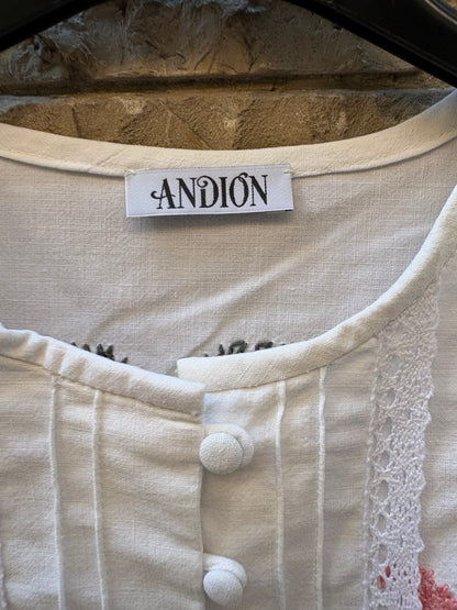 ANDION. Blusa blanca bordada a mano