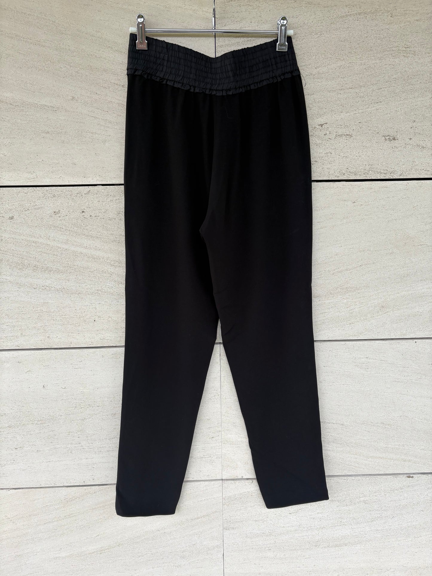 SANDRO. Pantalón fluido detalle cintura