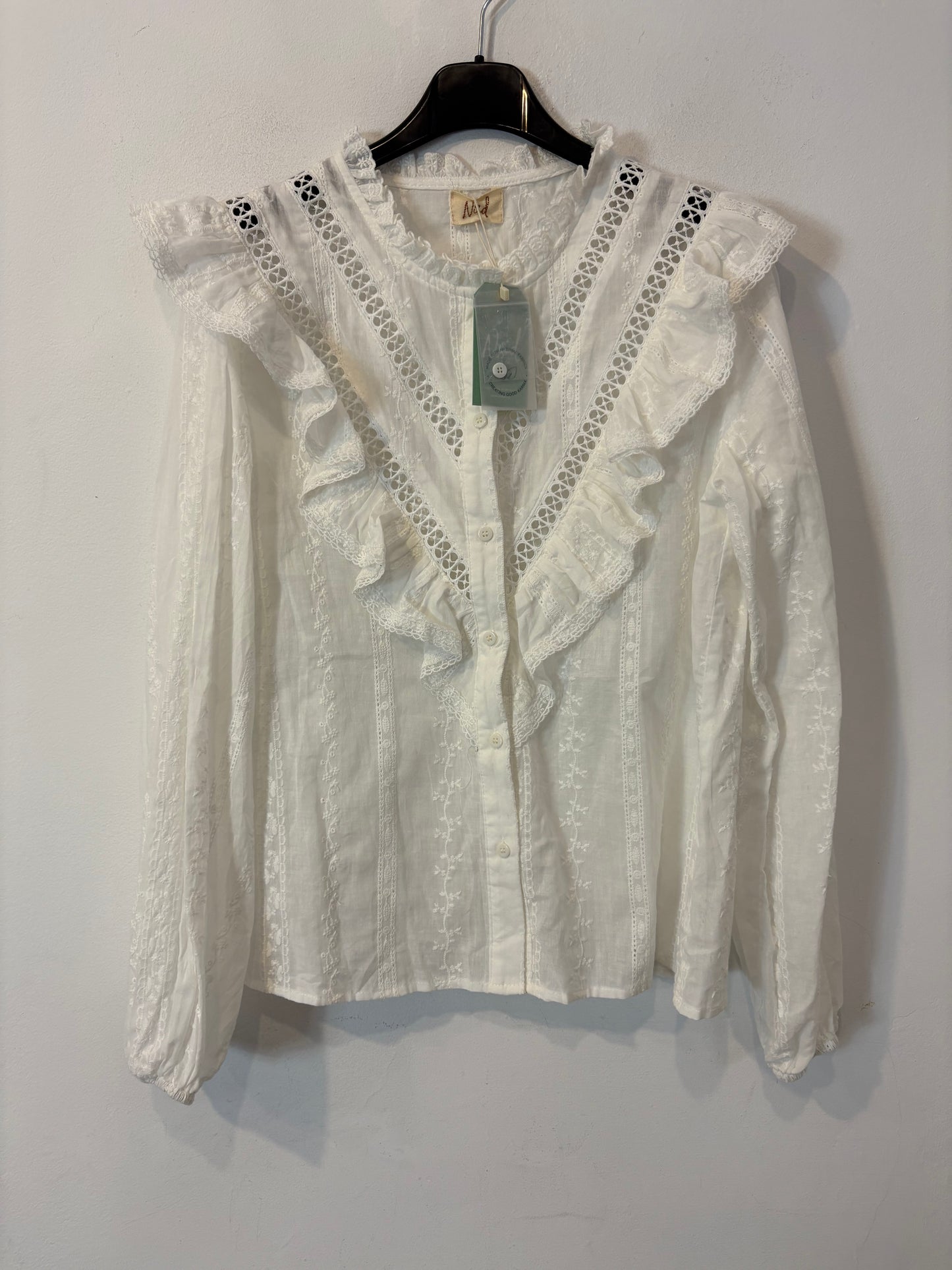 NÜD BY NEKANE. Blusa blanca detalles calados