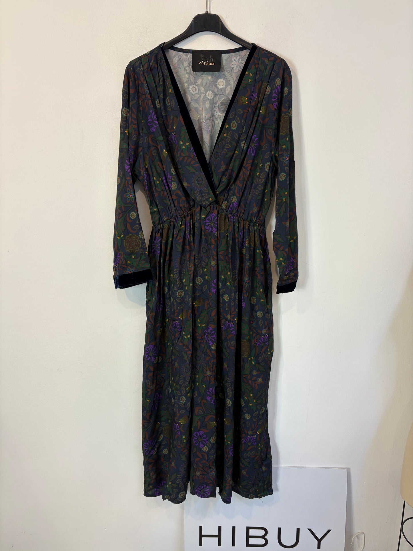 OTRAS. Vestido midi detalles en terciopelo