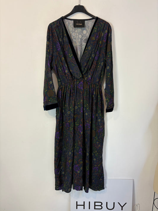 OTRAS. Vestido midi detalles en terciopelo