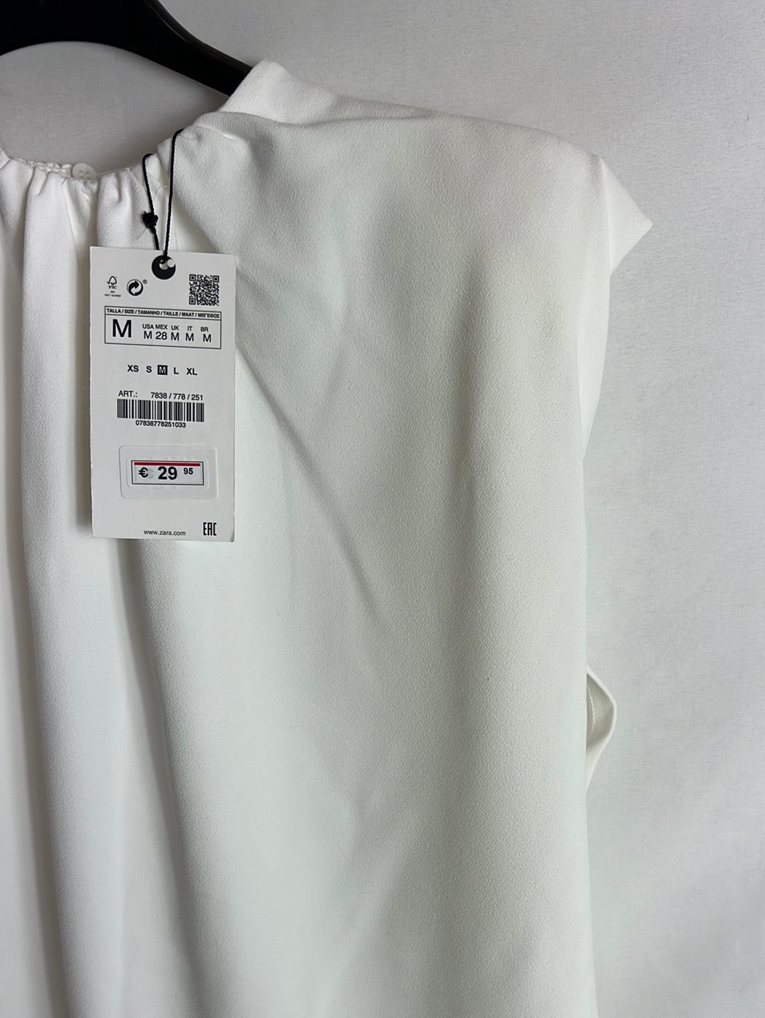 ZARA. Blusa blanca sin mangas hombreras. T S