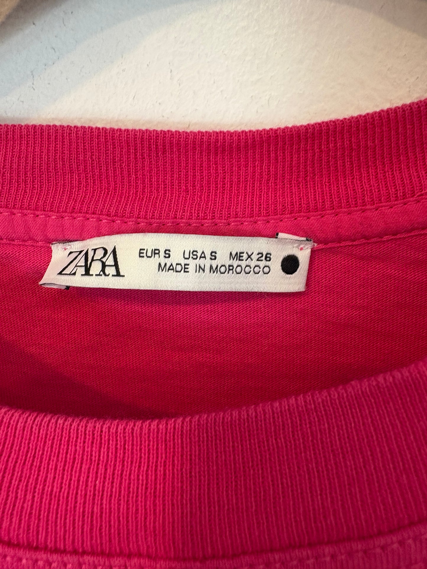 ZARA. Camiseta fucsia hombreras. T S