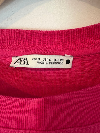 ZARA. Camiseta fucsia hombreras. T S