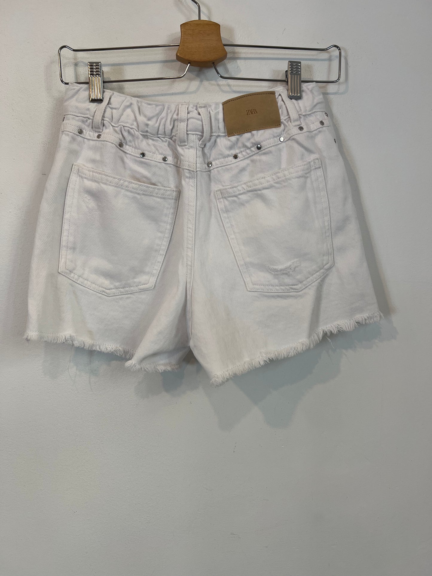 ZARA. Shorts blanco tachuelas T.13-14 años (xs)