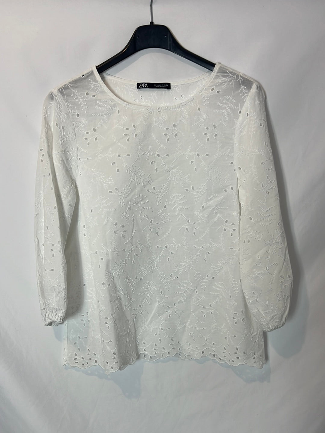 ZARA. Blusa blanca bordada perforada. T XS
