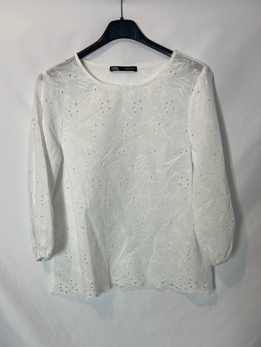 ZARA. Blusa blanca bordada perforada. T XS