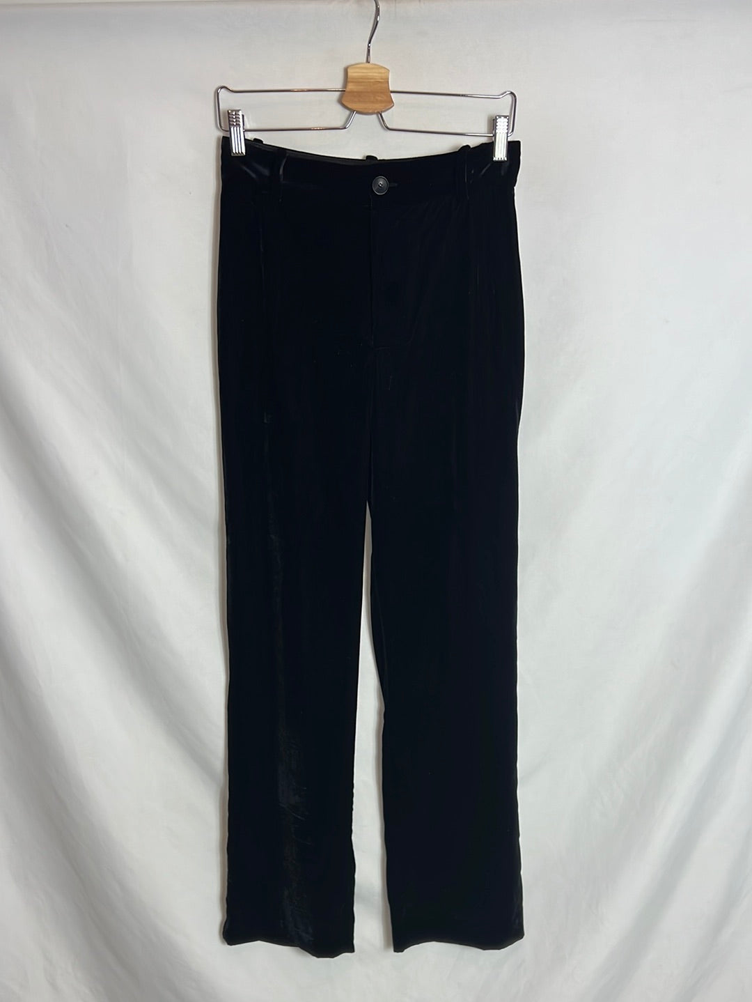 ZARA. Pantalón negro pinzas terciopelo. T S