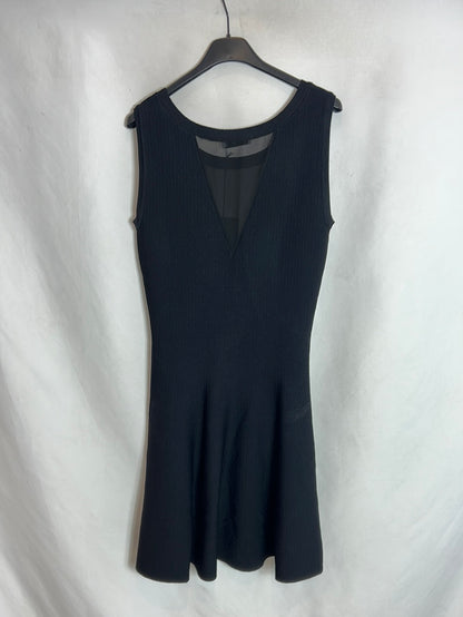 SUNCOO. Vestido negro textura ajustada.