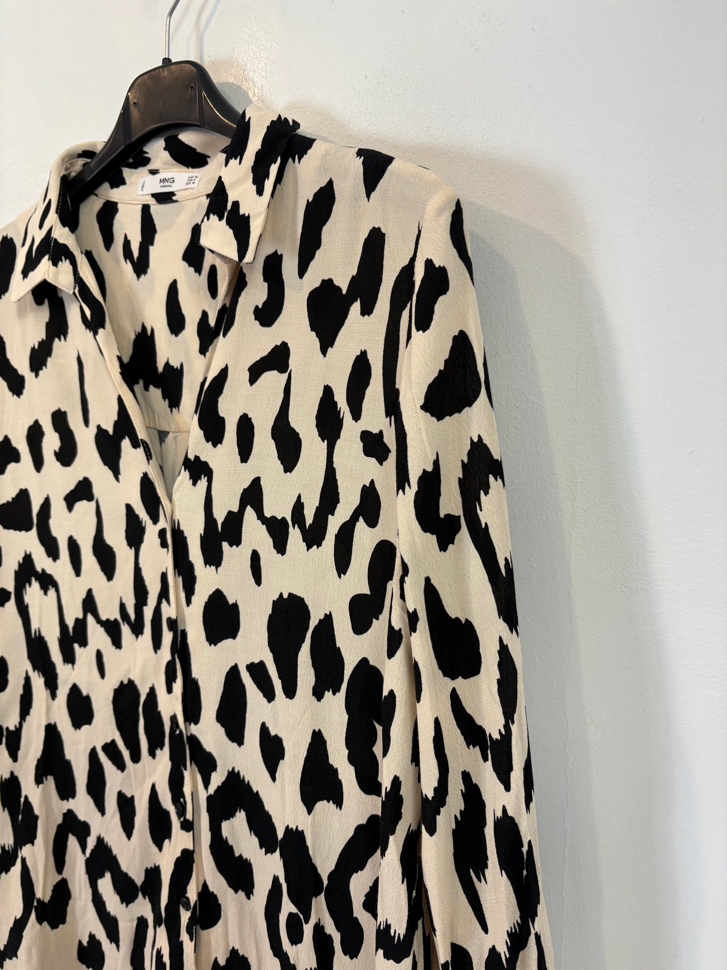 MANGO. Blusa fluida estampada. T M