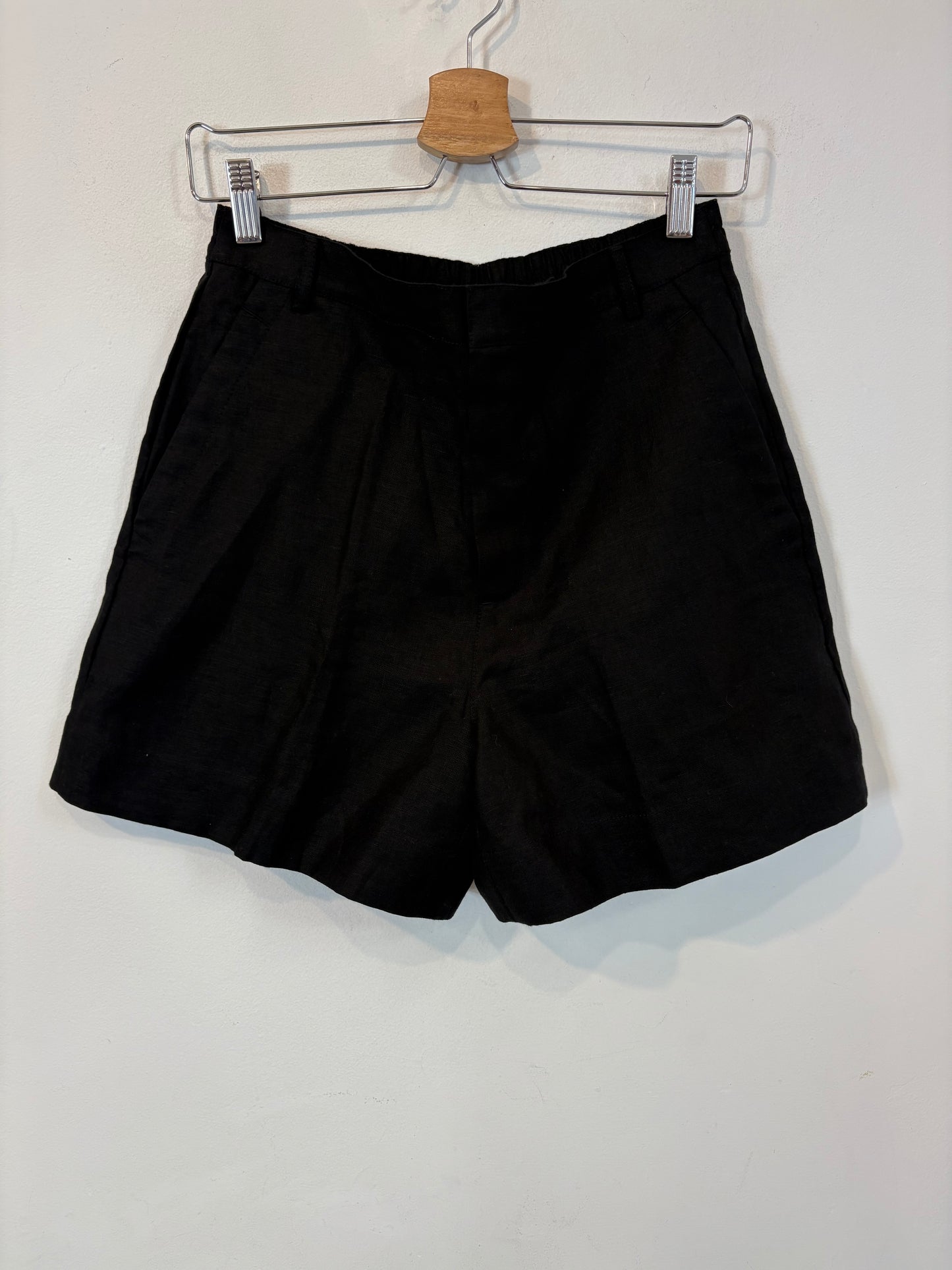 MASSIMO DUTTI. Bermuda lino en negro