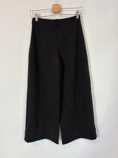 ZARA. Pantalón gris punto elástico