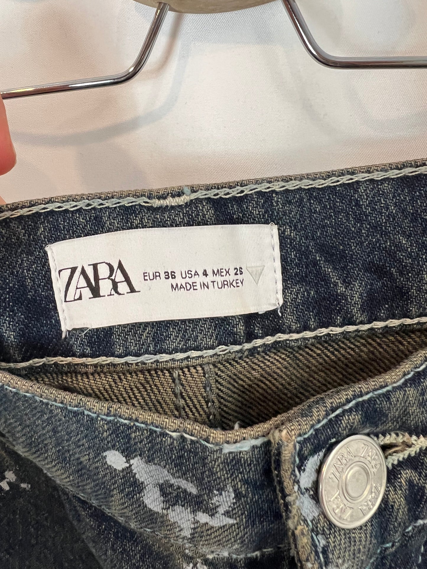 ZARA. Denim pata ancha detalle pintura. T 36