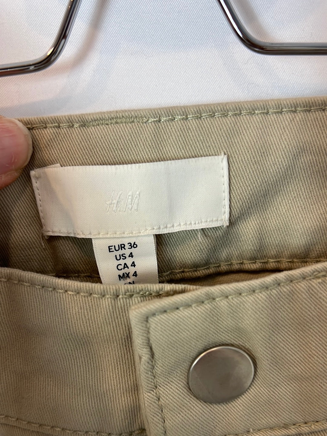 H&amp;M. Beige trousers with pockets size 36