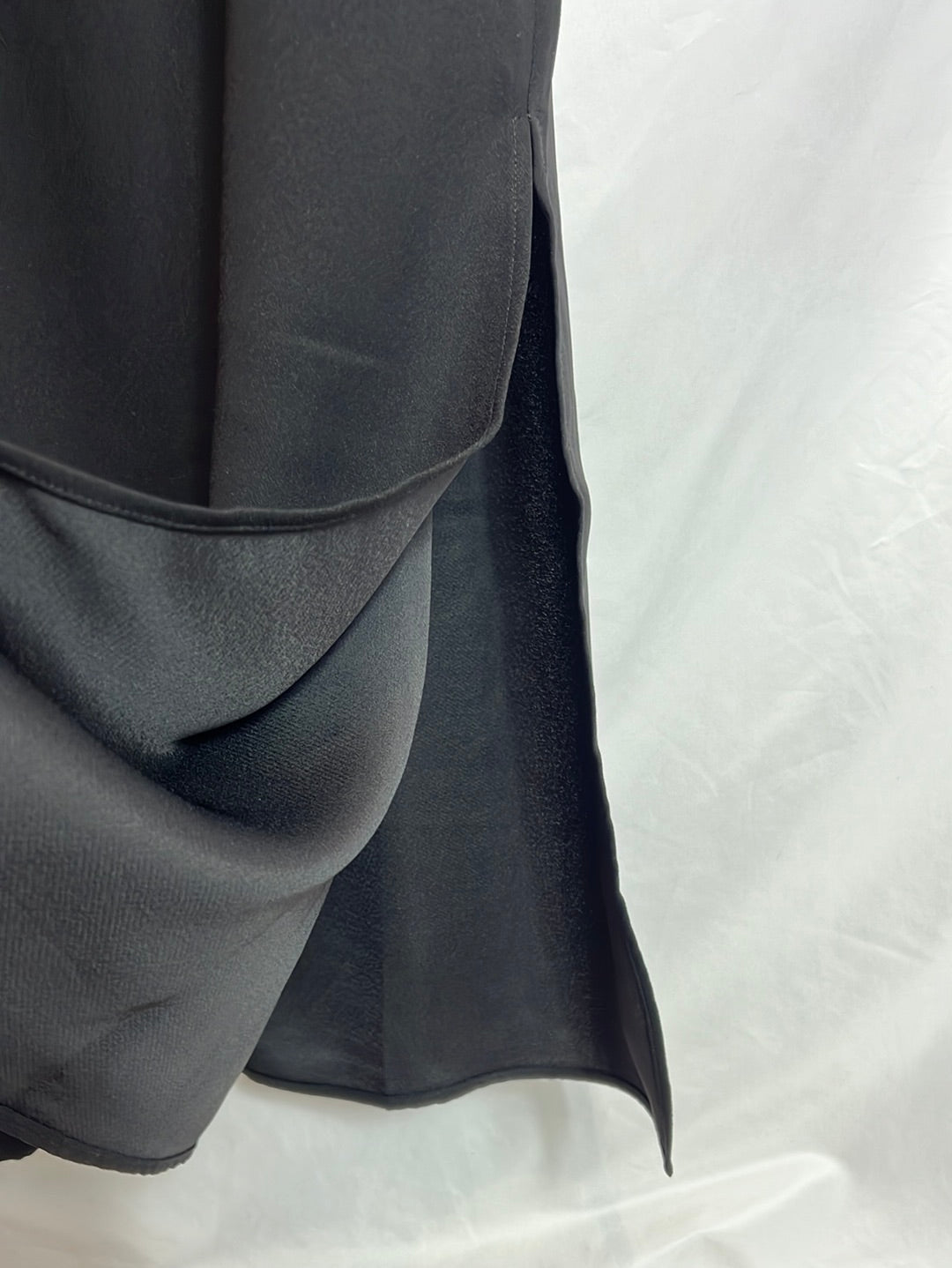 MANGO. Vestido midi negro aperturas. T M