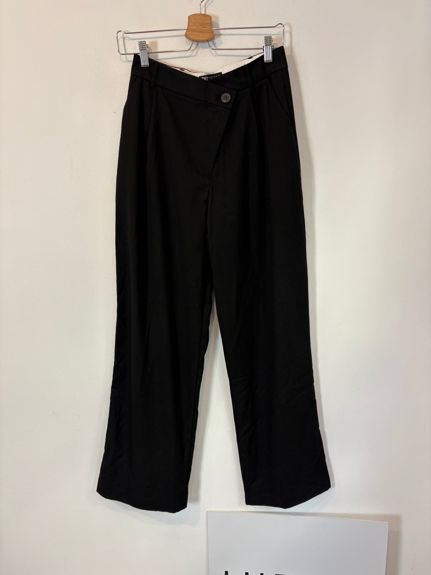 ZARA. Pantalón pinzas negro ancho