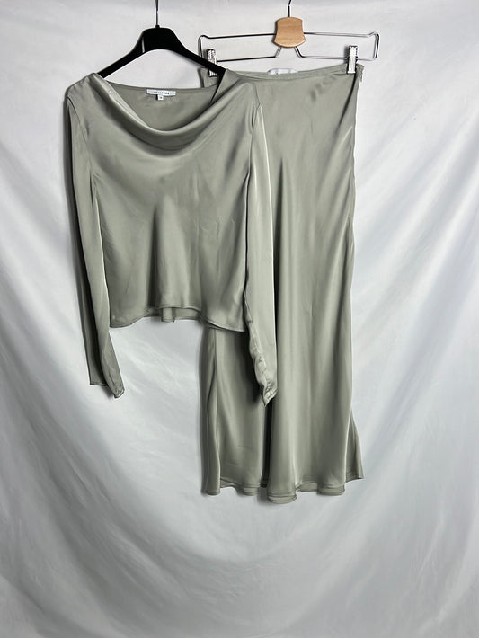 SCALPERS. Total look gris perla satiando. T S