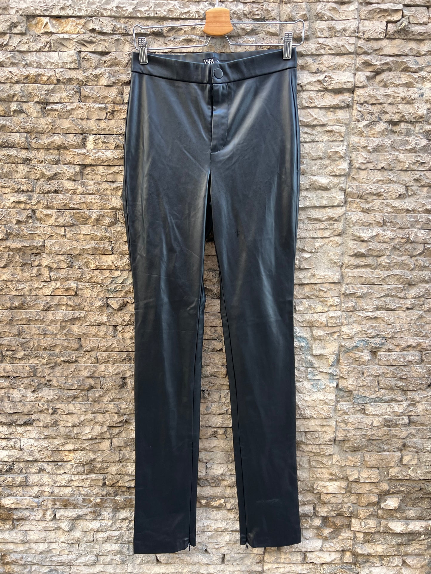 ZARA. Pantalón negro efecto piel recto. T M